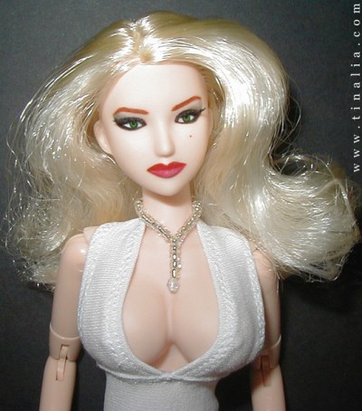 Anna Nicole Smith, the resemblance is uncanny