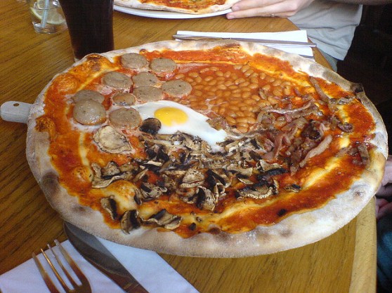 English breakfast pizza, om to the nom nom