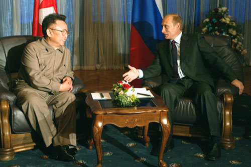 Kim Jong Il looking at Putin