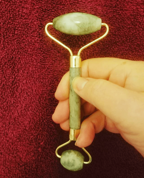 This is a jade roller, but it's really only jadeite. Whaddaya expect for less than twenty bucks?